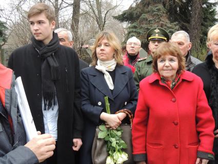 Москва. На церемонии открытия памятника артисту Анатолию Кузнецову на Новодевичьем кладбище писутствовали  внук Петр ,дочь Ирина и вдова Александра Ляпидевская (слева направо).