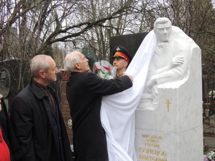 Москва. Василий Лановой снимает покрывало с  памятника артисту Анатолию Кузнецову на Новодевичьем кладбище . Слева - Евгений Герасимов.