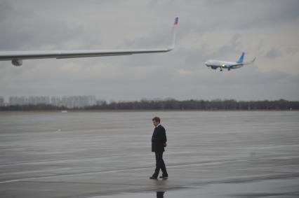 Москва. Самолет ТУ-204-300 `Специального Летного Отряда`Россия`  (СЛО Россия) во время церемонии присвоения имен командиров Отдельного авиаотряда №235 - Героя социалистического труда Константин Никитенко и Кавалера ордена Октябрьской революции Алексея Майорова в аэровокзальном комплексе `Внуково-2`.