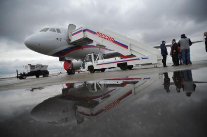 Москва. Самолет ТУ-204-300 `Специального Летного Отряда`Россия`  (СЛО Россия) во время церемонии присвоения имен командиров Отдельного авиаотряда №235 - Героя социалистического труда Константин Никитенко и Кавалера ордена Октябрьской революции Алексея Майорова в аэровокзальном комплексе `Внуково-2`.