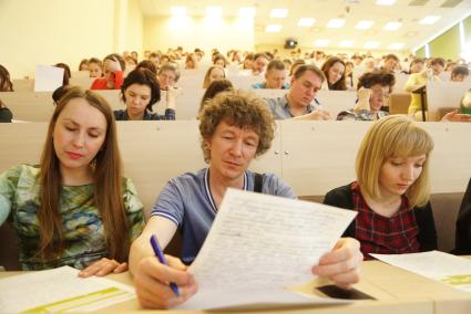 Екатеринбург. Тотальный диктант проходит в  Уральском федеральном университете им. Б. Ельцина  ( УрФУ ).