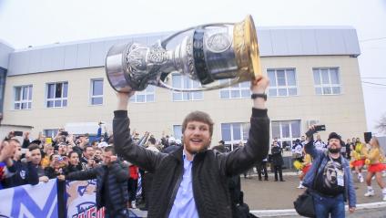 Магнитогорск. Евгений Тимкин игрок  ХК` Металлург`, ставший обладателем Кубка Гагарина Континентальной хоккейной лиги сезона 2015-2016 радуется победе.