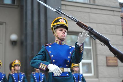 Москва.   Показательное выступление роты специального караула Президентского полка на открытии выставки `Традиции кремлевского караула` в музее военной истории Российского военно-исторического общества `Стрелецкие палаты`.