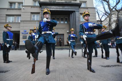 Москва.   Показательное выступление роты специального караула Президентского полка на открытии выставки `Традиции кремлевского караула` в музее военной истории Российского военно-исторического общества `Стрелецкие палаты`.