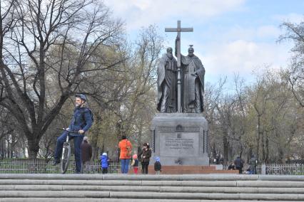 Москва.     Памятник Кириллу и Мефодию на Славянской площади.