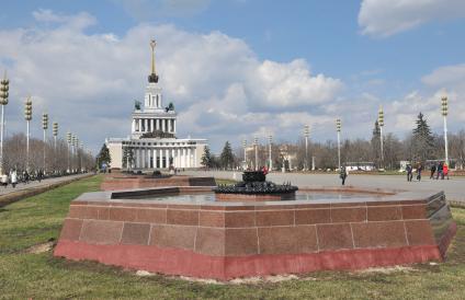Москва.  Павильон #1 `Центральный` на территории ВДНХ.