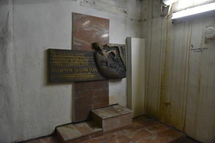 Чернобыль.   Памятник погибшему оператору  Валерию Холимчуку в помещениях Чернобыльской АЭС.