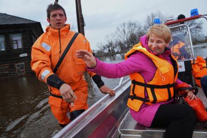 Свердловская область, г.Ирбит. Сотрудники МЧС переправляют людей к их затопленному дому, во время разлива рек Ница и Ирбит.