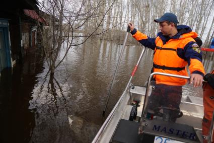 Свердловская область, г.Ирбит. Сотрудники МЧС  измеряет уровень воды во время разлива рек Ница и Ирбит.