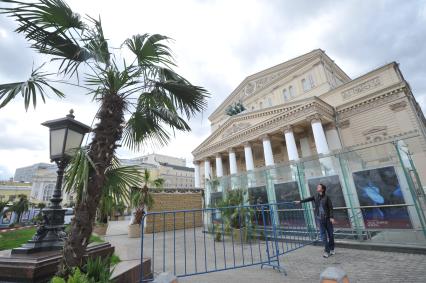 Москва.   В сквере у Большого театра идет подготовка к ежегодному фестивалю `Московская весна`.