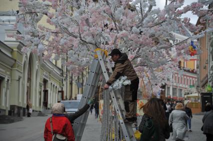 Москва.   На улице Кузнецкий Мост театра идет подготовка к ежегодному фестивалю `Московская весна`.