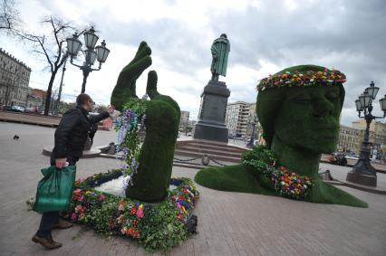 Москва. На Пушкинской площади идет подготовка к ежегодному фестивалю `Московская весна`.