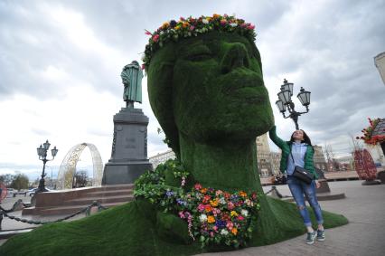 Москва. На Пушкинской площади идет подготовка к ежегодному фестивалю `Московская весна`.