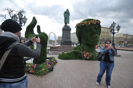 Москва. На Пушкинской площади идет подготовка к ежегодному фестивалю `Московская весна`.