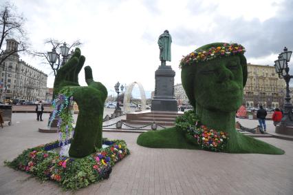 Москва. На Пушкинской площади идет подготовка к ежегодному фестивалю `Московская весна`.