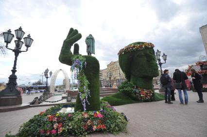 Москва. На Пушкинской площади идет подготовка к ежегодному фестивалю `Московская весна`.