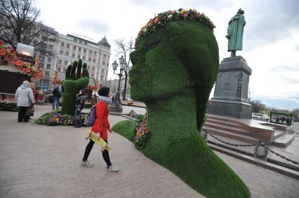 Москва. На Пушкинской площади идет подготовка к ежегодному фестивалю `Московская весна`.