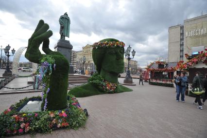 Москва. На Пушкинской площади идет подготовка к ежегодному фестивалю `Московская весна`.