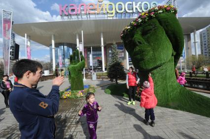 Москва.  Инсталяция `Юность весны` с Пушкинской площади переехала к станции метро Сходненская.