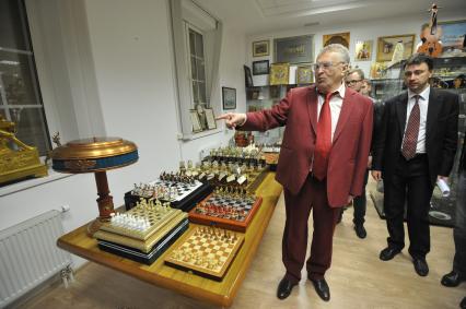 Москва. Лидер либерально-демократической партии Владимир Жириновский проводит экскурсию по музею подарков в Центральном аппарате ЛДПР.
