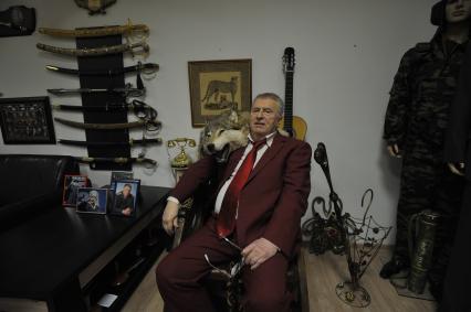 Москва. Лидер либерально-демократической партии Владимир Жириновский проводит экскурсию по музею подарков в Центральном аппарате ЛДПР.