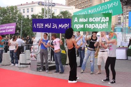 Диск100. Церемония вручения премий за самое сомнительное произведение искусства прошедшего года СЕРЕБРЯНАЯ КАЛОША. 2009 год. На снимке: актеры массовки с плакатами