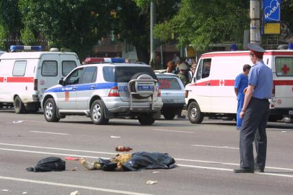 Москва. На месте взрыва во время рок-фестиваля `Крылья` на Тушинском аэродроме 5 июля 2003 года.