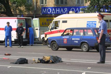 Москва. На месте взрыва во время рок-фестиваля `Крылья` на Тушинском аэродроме 5 июля 2003 года.