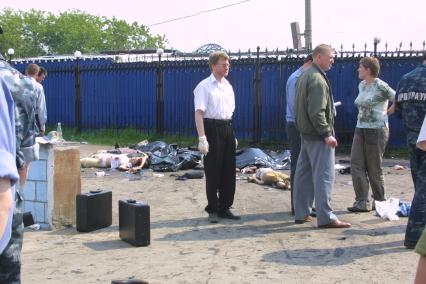 Москва. На месте взрыва во время рок-фестиваля `Крылья` на Тушинском аэродроме  5 июля 2003 года.
