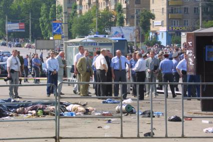 Москва. На месте взрыва во время рок-фестиваля `Крылья` на Тушинском аэродроме  5 июля 2003 года.