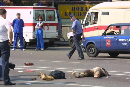 Москва. На месте взрыва во время рок-фестиваля `Крылья` на Тушинском аэродроме 5 июля 2003 года.