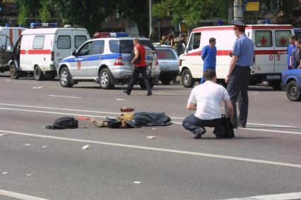 Москва. На месте взрыва во время рок-фестиваля `Крылья` на Тушинском аэродроме  5 июля 2003 года.