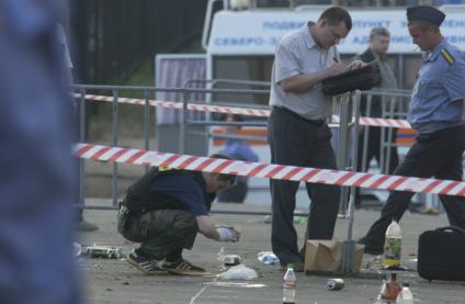 Москва. На месте взрыва во время рок-фестиваля `Крылья` на Тушинском аэродроме  5 июля 2003 года.