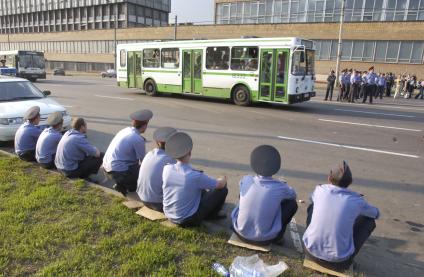 Москва. Эвакуация зрителей рок-фестиваля `Крылья` после взрыва на Тушинском аэродроме  5 июля 2003 года.