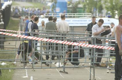 Москва. На месте взрыва во время рок-фестиваля `Крылья` на Тушинском аэродроме  5 июля 2003 года.