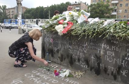 Москва. Родственники и друзья возлагают цветы погибшим в результате теракта на рок-фестивале `Крылья` на Тушинском аэродроме 5 июля 2003 года.