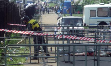 Москва. На месте взрыва во время рок-фестиваля `Крылья` на Тушинском аэродроме  5 июля 2003 года.