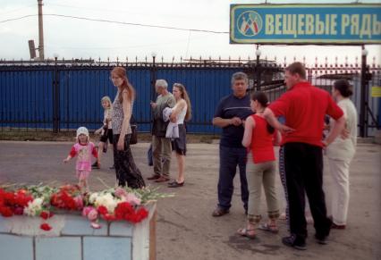 Москва. Родственники и друзья возлагают цветы погибшим в результате теракта на рок-фестивале `Крылья` на Тушинском аэродроме 5 июля 2003 года.