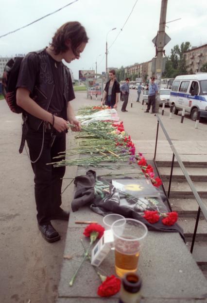 Москва. Родственники и друзья возлагают цветы погибшим в результате теракта на рок-фестивале `Крылья` на Тушинском аэродроме 5 июля 2003 года.