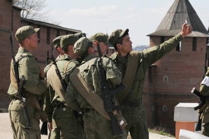 Нижний Новгород. Участники репетиции парада Победы во время перерыва делают селфи.