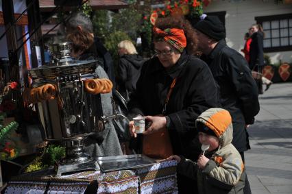 Москва. Горожане пьют чай из самовара на ярмарке на Театральной площади, где проходит фестиваль `Московская весна`.