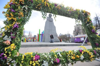 Москва.  Памятник  Карлу Марксу в рамке из цветов  на Театральной площади, где проходит фестиваль  `Московская весна`.