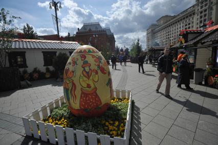 Москва. Пасхальное яйцо на Театральной площади,где проходит фестиваль `Московская весна`.