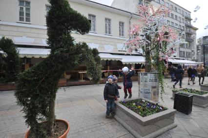 Москва.   Дети в Камергерском  переулке , где проходит фестиваль `Московская весна`.