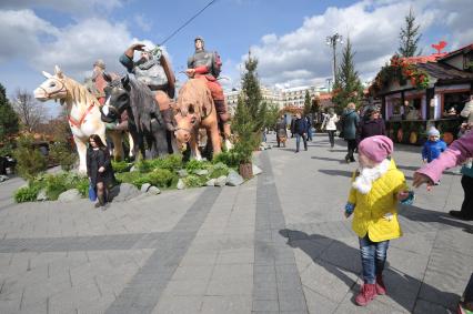 Москва. Скульптура `Трибогатыря` на Театральной площади,где проходит фестиваль  `Московская весна`.