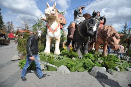 Москва. Скульптура `Трибогатыря` на Театральной площади,где проходит фестиваль  `Московская весна`.