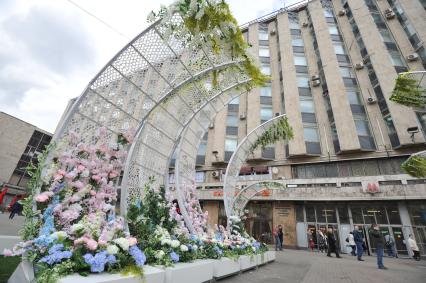 Москва.  Прохожие на   Пушкинской площади, где проходит фестиваль `Московская весна`, украшена цветочными композициями.