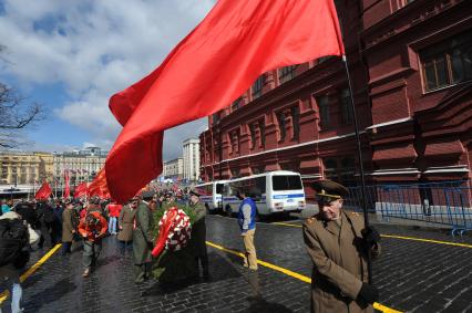 Москва. В день рождения Владимира Ильича Ленина коммунисты пришли на Красную площадь почтить память своего вождя.