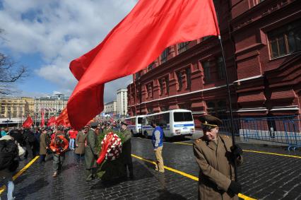 Москва. В день рождения Владимира Ильича Ленина коммунисты  пришли на Красную площадь почтить память своего вождя.