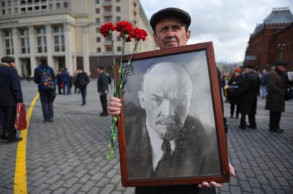 Москва. В день рождения Владимира Ильича Ленина коммунист  пришел на Манежную площадь почтить память   Вождя мирового пролетариата.